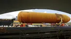 Tangki eksternal pesawat ulang alik atau Space Shuttle External Tank (ET) saat diangkut menggunakan kapal di  Colon City, Panama, (25/4). Tangki ini nantinya akan dikirim ke California. (REUTERS / Carlos Jasso)