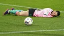 Wajah bahagia begitu terpancar dari sang mega bintang Barcelona, Lionel Messi, usai membawa timnya menaklukkan Real Valladolid pada lanjutan Liga Spanyol, Rabu (23/12/2020). (Cesar Manso/Pool via AP)