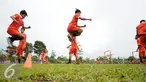 Pemain Persija melakukan lompatan saat latihan di National Youth Training Centre, Sawangan, Depok, Selasa (24/1). Latihan ini bagian persiapan mengarungi kompetisi musim 2017. (Liputan6.com/Helmi Fithriansyah)  