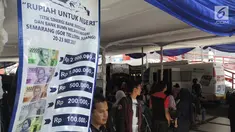 Warga antre menukarkan uang pecahan baru di loket mobil kas keliling di GOR Tri Lomba Juang, Kota Semarang,  Senin (20/5/2019). Pelaksanaan layanan penukaran guna memenuhi kebutuhan uang pecahan untuk lebaran ini berlangsung secara bergantian mulai 20-23 Mei 2019. (Liputan6.com/Gholib)