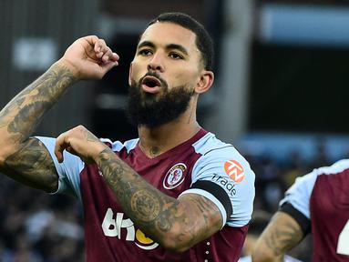 Pemain Aston Villa Douglas Luiz melakukan selebrasi usai mencetak gol ke gawang West Ham United dari titik penalti pada pertandingan sepak bola Liga Premier Inggris di Villa Park, Birmingham, Inggris, Minggu (22/10/2023). Aston Villa menang telak 4-1 atas West Ham United. (AP Photo/Rui Viera)