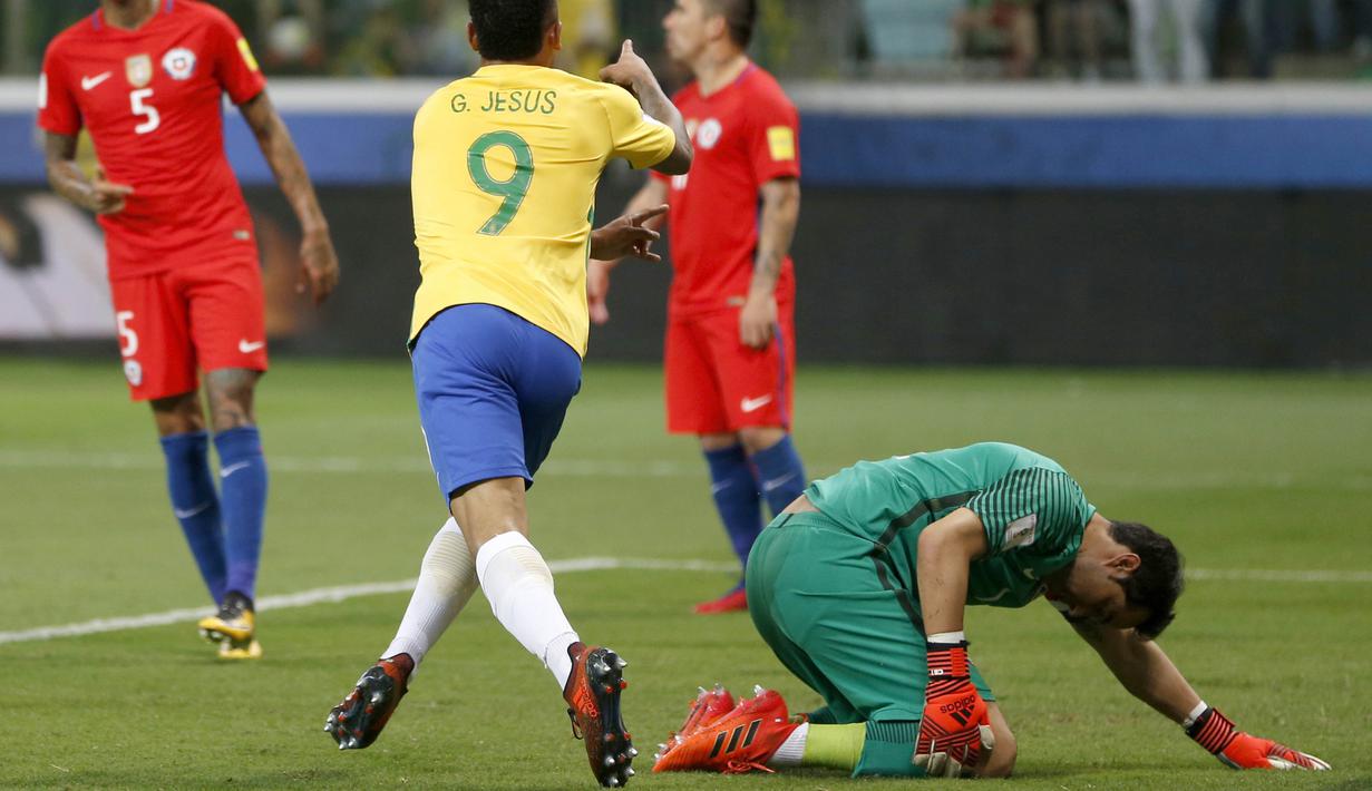 Kiper Manchester City, Claudio Bravo hanya menjadi penonton setelah negaranya Chile gagal melaju ke Piala Dunia 2018 usai kalah dari Brasil pada laga terakhir kualifikasi Piala Dunia 2018. (AP/Andre Penner)