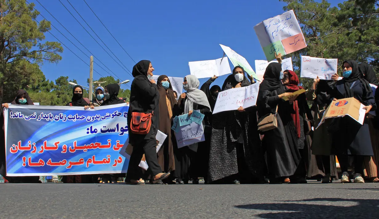 Aksi sekelompok wanita saat berunjuk rasa di Herat, Afghanistan, Kamis (2/9/2021). Dalam aksi protes yang jarang terjadi ini mereka mengaku siap menerima aturan burqa asal putri mereka tetap bisa bersekolah. (AFP Photo)