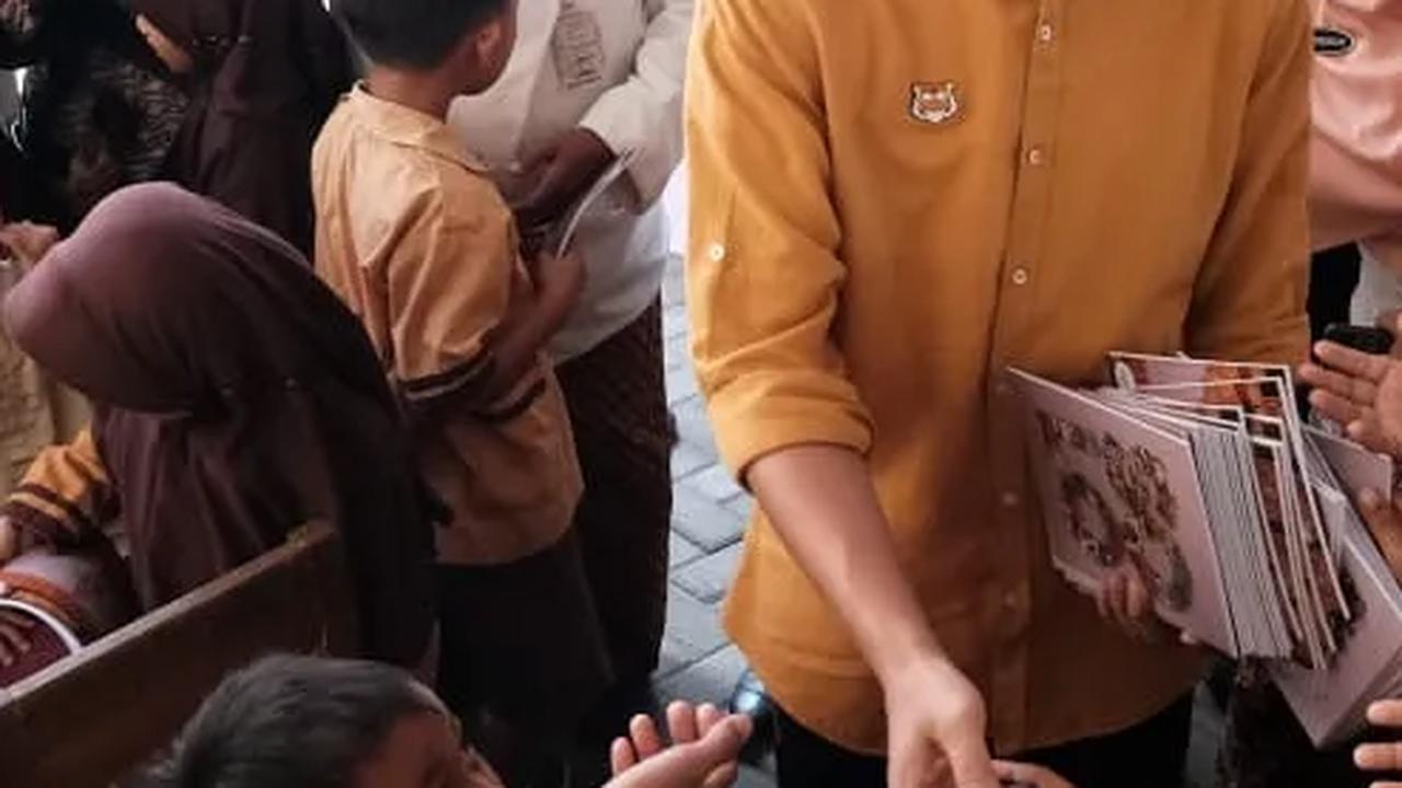 Kunjungi SD Gurawan Solo, Gibran Bagi-Bagi Buku, Beras hingga Borong Balon