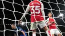 Sedangkan, Arsenal meski terus mengurung pertahanan lawannya gagal membalas satu gol pun. (AP Photo/Alastair Grant)