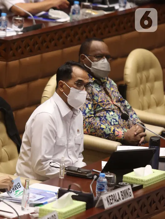 Menteri Perhubungan Budi Karya Sumadi (kiri) bersama Wakil Menteri PUPR John Wempi Wetipo saat rapat kerja dengan Komisi V DPR di Kompleks Parlemen Senayan, Jakarta, Rabu (1/12/2021). Rapat membahas persiapan Natal 2021 dan Tahun Baru 2022. (Liputan6.com/Angga Yuniar)