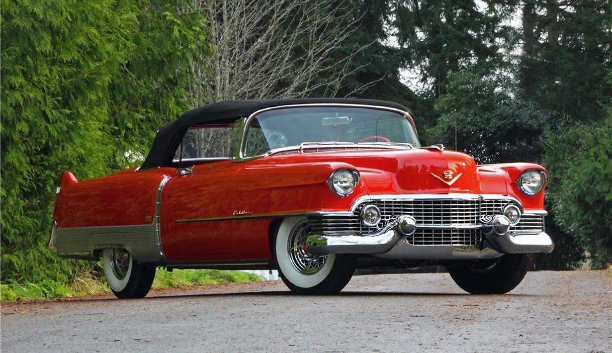 Chevrolet Eldorado: Sedan besar Amerika ini sudah memasuki usia menjadi mobil klasik. Mobil ini menggunakan mesin 8.200cc V8 yang mampu menyemburkan tenaga hingga 400 Hp. Kapasitas mesin besar ini sangat cocok dengan penampilannya yang berotot. (Source: barrett-jackson.com)