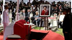 Jenazah istri presiden ke-6 RI Susilo Bambang Yudhoyono (SBY), Ani Yudhoyono siap untuk dimakamkan di TMP Kalibata, Jakarta, Minggu (2/6/2019). Upacara pemakaman Ani Yudhoyono berlangsung khidmat. (Liputan6.com/JohanTallo)