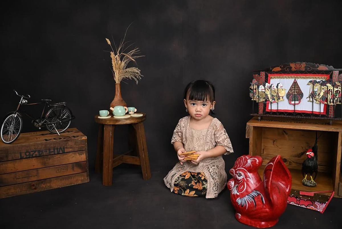 Potret Terbaru Dua Anak Felicya Angelista dan Caesar Hito dengan Baju Jawa, Super Lucu
