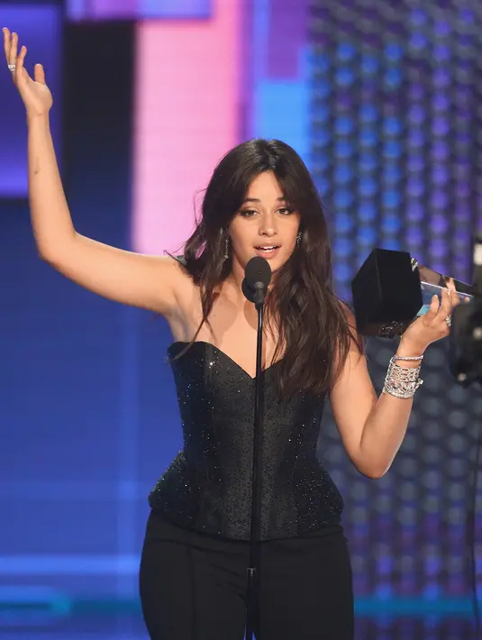 Penyanyi Camila Cabello dianugerahi sebagai Lagu Pop/Rock Terfavorit untuk lagu 'Havana' pada American Music Awards 2018 di Los Angeles, Selasa (9/10). Dalam ajang AMA ini, Cabello dinominasikan untuk lima kategori. (Frederick M. Brown/Getty Images/AFP)
