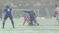 Charlie Adam mendapatkan kartu merah akibat tekelnya terhadap Wayne Rooney. This video is presented by Ballball.