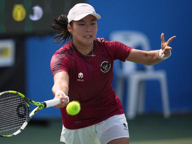 Tim beregu tenis putri Indonesia kembali menorehkan tinta emas di SEA Games 2025. Bertanding penuh drama, Indonesia sukses menundukkan Thailand dengan skor 2-1 dan memastikan medali emas ke-28 bagi Merah Putih di pesta olahraga Asia Tenggara tersebut. (AP Photo/Achmad Ibrahim)