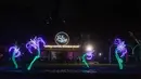 Orang-orang mengunjungi "Trail of Lights" Kebun Raya Durban menjelang Natal di Durban, Afrika Selatan (14/12/2021). Acara ini akan berlangsung mulai 11 Desember dan berlangsung hingga 30 Desember 2020. (AFP/Rajesh Jayantilal)