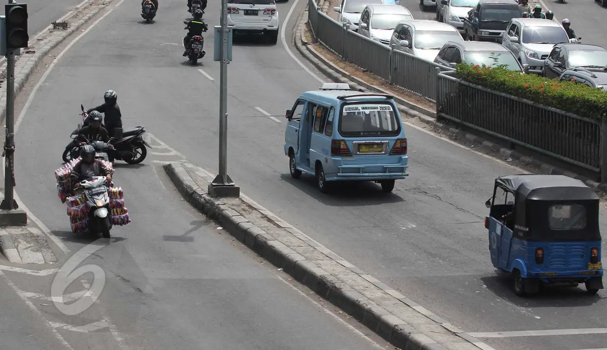Sejumlah Pengendara motor berbelok melawan arah arus di kawasan Tanah Abang, Jakarta Pusat, Selasa (9/6/2015). Polda metro Jaya kembali mengajukan denda maksimal untuk tiga pelanggaran yakni parkir liar, melawan arus. (Liputan6.com/Johan Tallo)