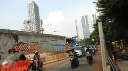 Pembangunan flyover ditargetkan rampung pada Desember 2017, sehingga dapat difungsikan pengendara sekitar awal 2018, Jakarta, Selasa (11/4). (Liputan6.com/Yoppy Renato)