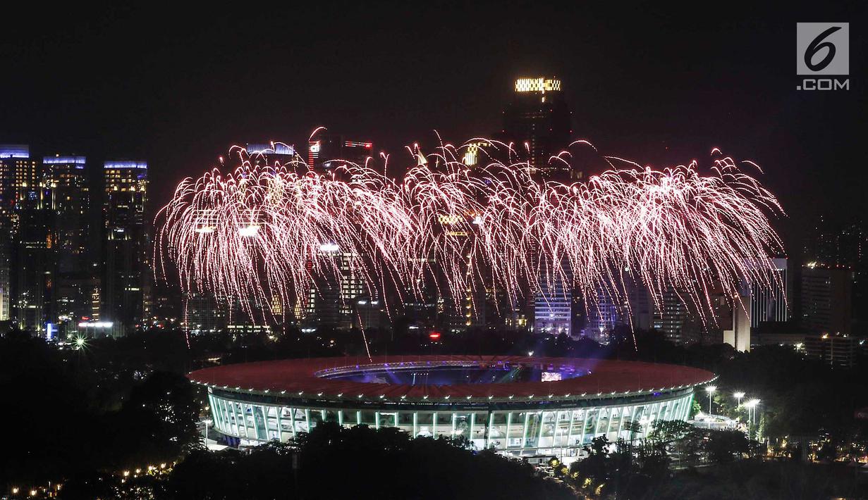 Pesta kembang api menyemarakkan upacara pembukaan Asian Games 2018 di Stadion Utama Gelora Bung Karno (SUGBK), Senayan, Jakarta, Sabtu (18/8). (Liputan6.com/JohanTallo)