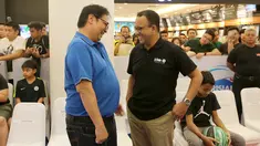Gubernur DKI Jakarta Anies Baswedan berbincang dengan Ketum Partai Golkar sekaligus Menteri Perindustrian Airlangga Hartarto di Pluit Village Mall, Jakarta, Minggu (29/7). Anies dan Airlangga tampak mengenakan kaos. (Liputan6.com/Fery Pradolo)