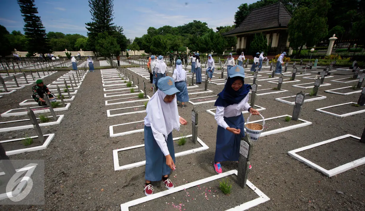 Sejumlah siswa menaburkan bunga  di Taman Makam Pahlawan Kusumanegara Yogyakarta, (1/3/2016). Ziarah Serangan Umum 1 Maret 1949 adalah serangan yang dilaksanakan pada tanggal 1 Maret 1949 terhadap kota Yogyakarta (Liputan6.com/Boy Harjanto)