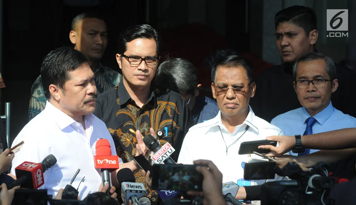 Jaksa Agung Muda bidang Intelijen Jan S Maringka (kiri) dan Jaksa Agung Muda Pengawasan Muhammad Yusni (kedua kanan) memberikan keterangan usai penyerahan tersangka OTT  Jaksa di Kejari Surakarta, Satriawan Sulaksono di Gedung KPK, Jakarta, Rabu (21/8/2019). (merdeka.com/Dwi Narwoko)
