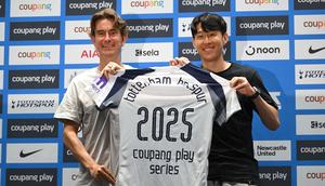 Sejak direkrut dari Bayer Leverkusen pada 2015, pemain asal Korea Selatan ini bermain 454 kali di semua kompetisi untuk Spurs dan mencetak 173 gol. Son juga mampu menyabet penghargaan Golden Boot atau top skor Premier League pada musim 2021-2022. (Photo by Jung Yeon-je / AFP)