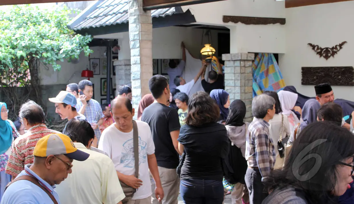 Sejumlah keluarga dan kerabat saat mendatangi rumah duka almarhum Ferrasta Soebardi atau lebih akrab disapa Pepeng di kawasan Bumi Pusaka Cinere, Depok, Jawa Barat, Rabu (6/5/2015).(Liputan6.com/Helmi Afandi)