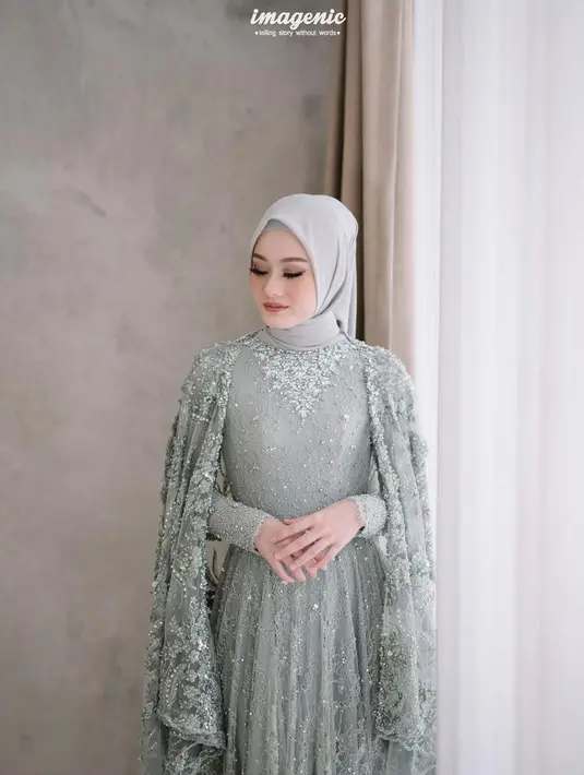 Dinda Hauw tampil anggun berbalut kebaya modern hijau muda dengan payet. Potongan cape busana ini membuatmu terlihat memesona. (Instagram/imagenic).