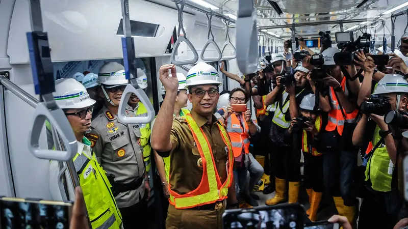 Ekspresi Anies Saat Jajal MRT Bundaran HI-Lebak Bulus