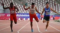 Sprinter Indonesia, Lalu Muhammad Zohri (tengah) beradu kecepatan saat mengikuti kategori 100 meter pada semifinal Kejuaraan Atletik Asia di Doha, Qatar, Senin (22/4). Lalu Muhammad Zohri sukses menggondol medali perak setelah membukukan catatan waktu 10,13 detik. (AP/Vincent Thian)
