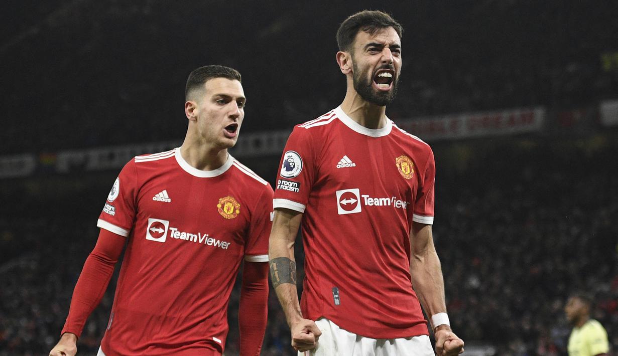 Bruno Fernandes. Gelandang Manchester United berusia 27 tahun ini sebenarnya tak setajam musim lalu dalam urusan mencetak gol. Namun perolehan golnya musim ini di Liga Inggris masih lebih baik dibanding Romelu Lukaku. Dari total 16 laga ia telah mencetak 5 gol untuk Setan Merah. (AFP/Oli Scarff)