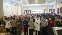 Ratusan jemaah haji asal Garut melaksanakan bimbinan teknis manasik sebelum keberangkatan perdana pada 7 Juni mendatang. (Liputan6.com/Jayadi Supriadin)