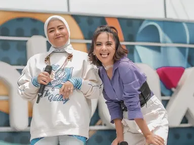 Belakangan terakhir lewat unggahan foto terbaru mereka, Tika dan Tiwi terlihat kompak manggung bareng di INBOX SCTV. Keduanya disambut meriah para penggemar. (Liputan6.com/IG/@tentangtiwi).