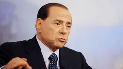 Italian Prime Minister Silvio Berlusconi gestures during a press conference about a new foreign company forming an alliance with Alitalia to save the cash-strapped national airline from bankruptcy, on August 28, 2008 in Rome. AFP PHOTO/ Tiziana Fabi