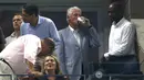 Mantan presiden AS, Bill Clinton (dua kanan) meminum minuman kaleng saat menonton pertandingan antara Roger Federer dan John Millman di AS Terbuka 2018, New York, Senin (3/9). (ALEX PANTLING/GETTY IMAGES NORTH AMERICA/AFP)