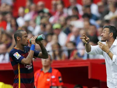 Pelatih Barcelona Luiz Enrique terlihat serius memberikan instruksi kepada Neymar, pada lanjutan Liga Spanyol antara Sevilla vs Barcelona di Stadion Ramon Sanchez Pizjuan, Sabtu (03/10/2015). (REUTERS/Marcelo del Pozo)