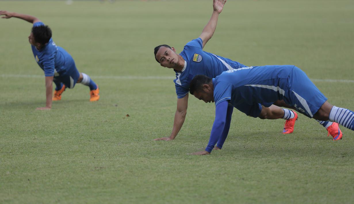 Kapten Persib, Atep berlatih jelang laga final Piala Presiden 2015 menghadapi Sriwijaya FC di Stadion Utama Gelora Bung Karno, Jakarta, Sabtu (17/10/2015). (Bola.com/Vitalis Yogi Trisna)
