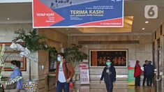 Petugas Medis terlihat berada di lobi Hotel Grand Cempaka , Jakarta, Sabtu (28/3/2020). Hotel ini disediakan oleh Pemprov DKI sebagai tempat istirahat 343 tenaga medis, 28 di antaranya dokter, yang menangani kasus Corona Covid-19 di ibu kota. (Liputan6.com/Herman Zakharia)