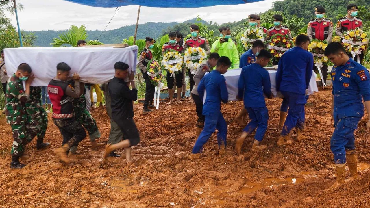 FOTO: 24 Korban Banjir Bandang yang Tak Teridentifikasi Dimakamkan Secara Massal di Padang