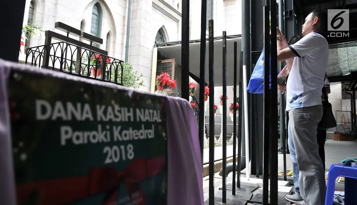 Aktivitas panitia saat mendekorasi kompleks Gereja Katedral untuk persiapan Hari Natal di Jakarta, Minggu (23/12). Gereja Katedral menyiapkan sekitar 6 ribu kursi untuk menampung jemaat yang akan menghadiri Misa Natal. (Merdeka.com/Iqbal S Nugroho)
