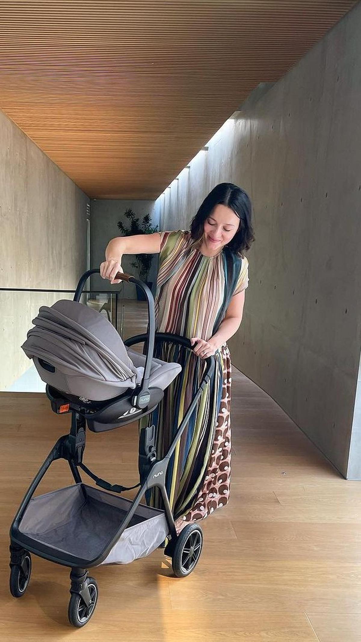 Ia dan sang suami telah dikaruniai anak pertama pada Juli ini. Meski sudah menjadi ibu satu anak, parasnya masih terlihat awet muda. Tak sedikit pula warganet yang memuji kecantikannya.