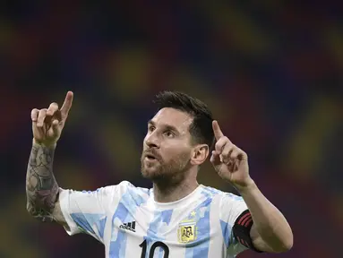 Penyerang Argentina, Lionel Messi berselebrasi usai mencetak gol ke gawang Chile dalam laga Kualifikasi Piala Dunia 2022 zona CONMEBOL, di Santiago del Estero, Argentina, Jumat (4/6/2021). Kedua tim harus puas bermain imbang 1-1. (Juan Mabromata, Pool via AP)