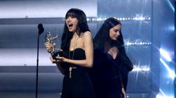 Lisa menerima penghargaan Best K-Pop pada ajang MTV VMA 2022 di Prudential Center, Newark, New Jersey, Amerika Serikat, 28 Agustus 2022. Lisa tak bisa menyembunyikan kebahagiaannya saat meraih penghargaan tersebut. (Dimitrios Kambouris/Getty Images for MTV/Paramount Global/AFP)