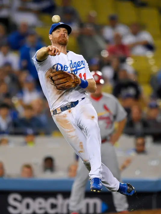 Pemain Los Angeles Dodgers, Logan Forsythe saat melempar bola pada awal inning 12 pertandingan bisbol melawan St. Louis Cardinals di Los Angeles (23/5). (AP Photo / Mark J. Terrill)