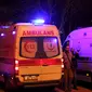 Ambulans tiba di lokasi ledakan bom mobil di Ankara, Turki, Rabu (17/2). Bom yang meledak ketika iring-iringan bus militer tengah lewat tersebut menewaskan sedikitnya 28 orang dan melukai 60 lainnya. (REUTERS/Tumay Berkin)