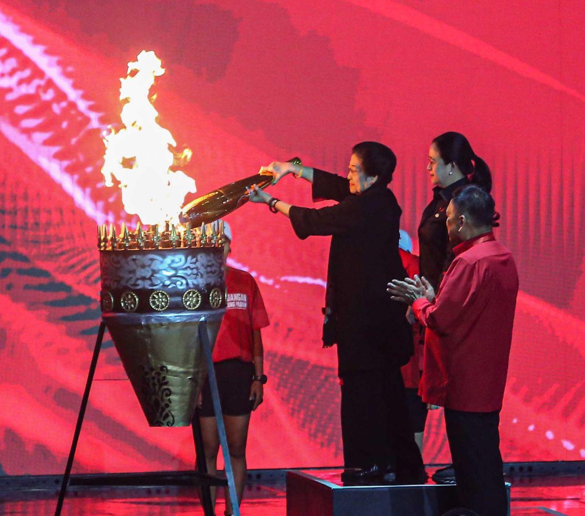 Api abadi tersebut didatangkan langsung dari Mrapen, Gobogan, Jawa Tengah dan dibawa oleh 25 pelari. Foto: Liputan6.com/Angga Yuniar