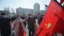 Pemuda dan pelajar menari saat merayakan ulang tahun ke-74 berdirinya Tentara Rakyat Korea di Pyongyang, Korea Utara, Selasa (8/2/2022).  (AFP/Kim Won Jin)