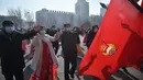 Pemuda dan pelajar menari saat merayakan ulang tahun ke-74 berdirinya Tentara Rakyat Korea di Pyongyang, Korea Utara, Selasa (8/2/2022).  (AFP/Kim Won Jin)