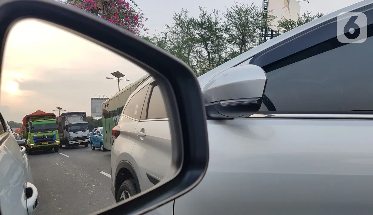 Kemacetan terlihat dari spion mobil di Tol Sedyatmo KM 29 menuju Bandara Internasional Soekarno Hatta, Cengkareng, Selasa (10/11/2020). Kemacetan tersebut karena peningkatan jumlah kendaraan menuju bandara yang diduga ingin menjemput pemimpin FPI, Habib Rizieq Shihab. (Liputan6.com/Herman Zakharia)