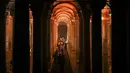 Pengunjung berjalan di sepanjang Basilica Cistern era Bizantium di Istanbul, Turki, Rabu, 27 Juli 2022. Di sini wisatawan bisa menjumpai pilar-pilar berbahan dari batu marmer yang muncul dari permukaan air. (AP Photo/Emrah Gurel)