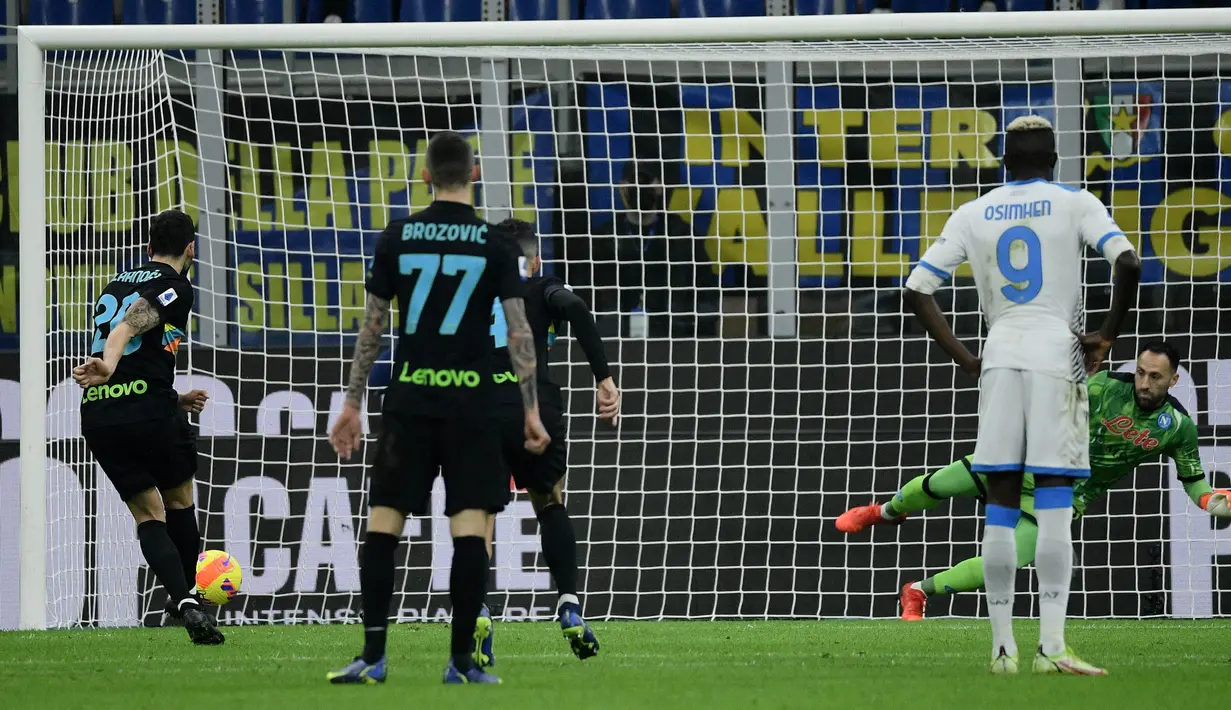 Menit ke-23, tuan rumah mendapat hadiah penalti usai VAR memvonis Kalidou Koulibaly melakukan handball di kotak terlarang.
Calhanoglu yang bertindak sebagai algojo pun sukses menjalankan tugasnya dengan sempurna mengecoh David Ospina. (AFP/Filippo Monteforte)