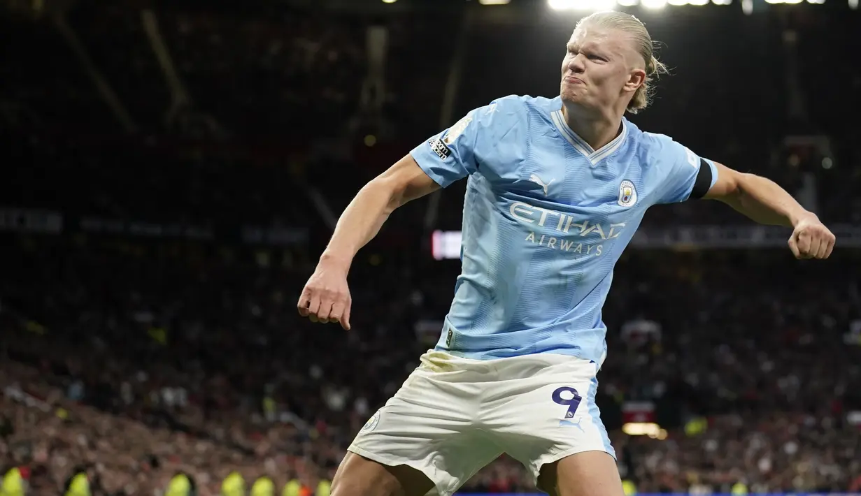 <p>Penyerang Manchester City Erling Haaland berselebrasi setelah mencetak gol pembuka timnya ke gawang Manchester United pada pekan ke-10 Liga Inggris 2023/2024 di Old Trafford, Senin (30/10/2023) dini hari WIB. (AP Photo/Dave Thompson)</p>